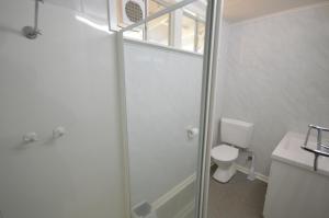 Un baño blanco con ducha y WC. en Surf Caster - Kalbarri, WA, en Kalbarri