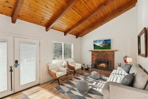 ein Wohnzimmer mit Couch und Kamin in der Unterkunft Peaceful Sunshine Chalet with Hot Tub in Big Bear Lake