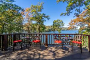 GlenvilleSecluded Lake Glenville Compound Prime Lake View 3 bedrooms的湖景甲板配有桌椅 更多53张照片