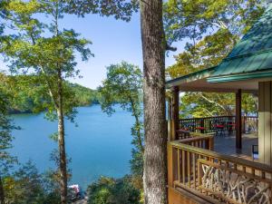 GlenvilleSecluded Lake Glenville Compound Prime Lake View 3 bedrooms的小屋的甲板上享有湖景