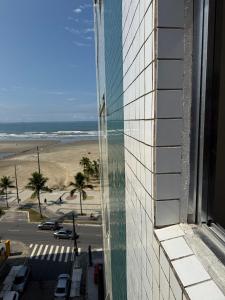 Blick auf den Strand von einem Gebäude in der Unterkunft Apê vista mar pé na areia Guilhermina in Praia Grande