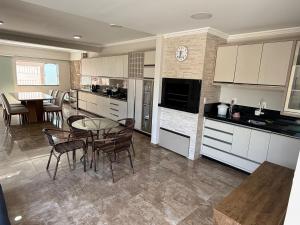 Kuchyň nebo kuchyňský kout v ubytování Bella Casa Suites