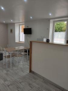 Télévision ou salle de divertissement dans l'établissement Chez Nathalie