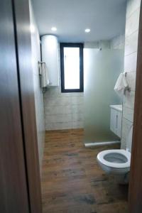 un bagno con wc e finestra di 2 Bed Apt - Sleeps 4 Terrace & Pet Friendly a Sandanski