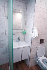 un bagno bianco con lavandino e WC di 2 Bed Apt - Sleeps 4 Terrace & Pet Friendly a Sandanski