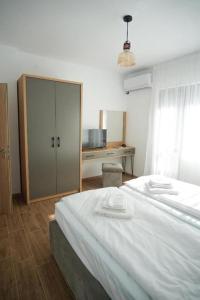una camera da letto con un grande letto bianco e una scrivania di 2 Bed Apt - Sleeps 4 Terrace & Pet Friendly a Sandanski