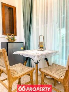 une table avec deux chaises et une table avec un panier dans l'établissement Charming 1-Bedroom Home Steps from Saturday Market, à Chiang Mai