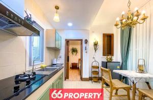 une cuisine avec un évier et une table avec des chaises dans l'établissement Charming 1-Bedroom Home Steps from Saturday Market, à Chiang Mai 18 autres photos