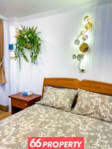 une chambre avec un lit avec un panneau dessus dans l'établissement Charming 1-Bedroom Home Steps from Saturday Market, à Chiang Mai