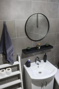 un baño con lavabo y espejo en Štadler's Corner, en Sarajevo 25 fotos más