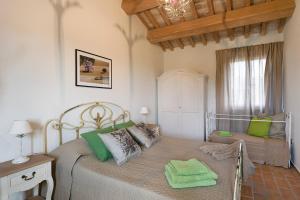 Un pat sau paturi într-o cameră la Villa Elettra 12&2 by Marche Holiday Villas +19 fotografii