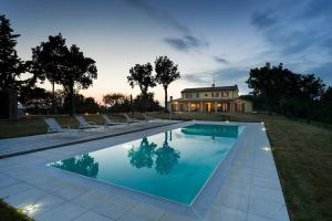 Piscina de la sau aproape de Villa Elettra 12&2 by Marche Holiday Villas