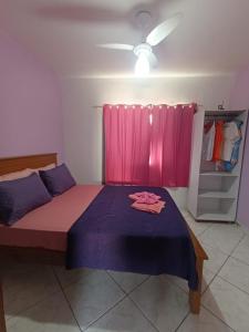 - une chambre avec un lit et un rideau rose dans l'établissement Jaspe, à Arraial do Cabo 11 autres photos