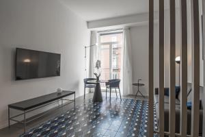 Μια τηλεόραση ή/και κέντρο ψυχαγωγίας στο Deluxe Apartments in via Toledo