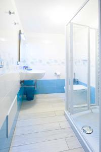 a bathroom with a sink and a shower at Villa con piscina in parco privato in Agnone
