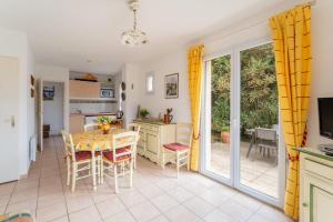 eine Küche und ein Esszimmer mit Tisch und Stühlen in der Unterkunft Villa climatisée avec piscine in Vaison-la-Romaine
