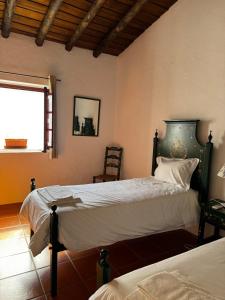 Giường trong phòng chung tại Casa Grande - Amieira Houses