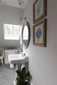 une salle de bain avec un lavabo et un miroir dans l'établissement Greenhead Cottage, à Kelso 19 autres photos