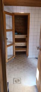 an empty closet in a bathroom with a tiled floor at Kelo 24, kahden makuuhuoneen kelomökki Syötteellä, valaistun ladun vieressä in Pudasjärvi +62 photos