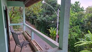 un porche con 2 sillas y árboles en Artetude Hostel Cultural, en Barra de Guaratiba 46 fotos más