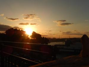 een zonsondergang vanaf het balkon van een gebouw bij 79 Sam's Place, Valletta in Valletta