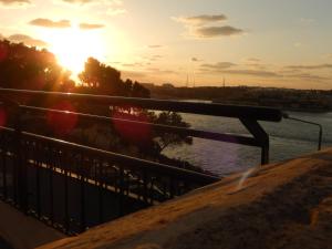 een uitzicht op de zonsondergang vanaf een brug bij 79 Sam's Place, Valletta in Valletta +20 foto's