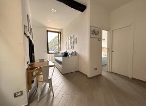 a room with a desk and a bed and a table at Ca der Duse in Vernazza