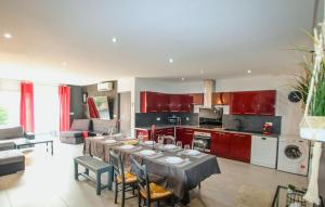 una cucina e un soggiorno con un tavolo in una stanza di Amazing Home In Morières Les Avignon a Morières-lès-Avignon