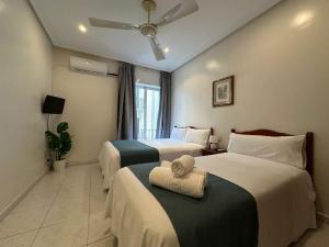 pokój hotelowy z dwoma łóżkami i ręcznikami na nich w obiekcie Hostal Villamañez w Madrycie