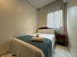 sypialnia z łóżkiem i ręcznikiem na nim w obiekcie Hostal Villamañez w Madrycie