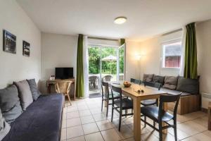 Χώρος καθιστικού στο Chalet 3 étoiles - Piscine - ccaiica