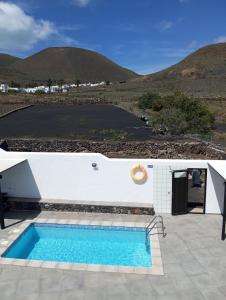 a swimming pool in the middle of a house at Finca la Tabaiba piscina compartida adultos in Máguez