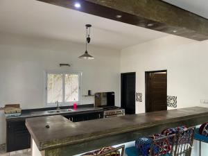 una cocina con encimera y fregadero en Villa Lydia Saly, en Saly Portudal