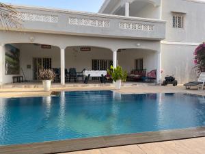 una piscina frente a una casa en Villa Lydia Saly, en Saly Portudal