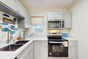 Køkken eller tekøkken på The Beach Suite #3 + 9 billeder