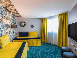 Postel nebo postele na pokoji v ubytování Mercure Paris Roissy CDG
