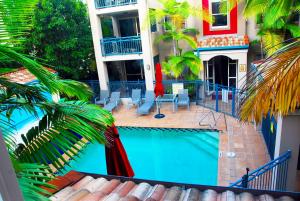 uma piscina em frente a uma casa em Montego Sands Resort em Gold Coast
