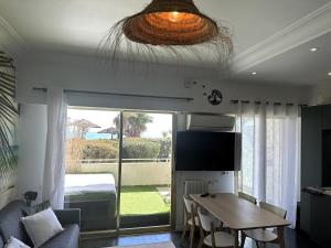 Televízia a/alebo spoločenská miestnosť v ubytovaní Studio Front de Mer à 10mètres de la plage
