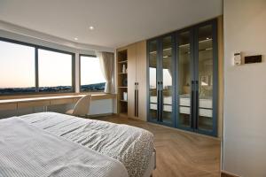 チェンマイにあるPenthouse Condo I Mountain Viewのベッドと大きな窓のある寝室 +46枚の写真