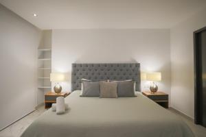 カンクンにあるLuxury 3BR Apt, WiFi 1Gb, Laundry, Pools, Gymのベッドルーム1室(大型ベッド1台、ランプ2つ付)