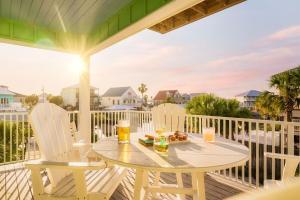 Μπαλκόνι ή βεράντα στο Book 3 Combo Summer Bungalows w Pool! Walk to Beach!