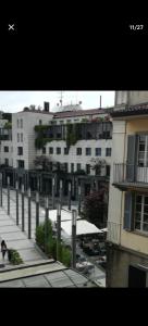 vista su una città con un edificio di Casa vacanze Bergamo centro hup a Bergamo