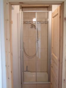 una doccia con porta in vetro in bagno di Maison Abricot et Orange ad Aspiran
