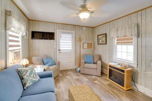 Χώρος καθιστικού στο Deck and Indian River Bay Views Coastal Cottage