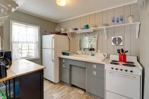 Η κουζίνα ή μικρή κουζίνα στο Deck and Indian River Bay Views Coastal Cottage