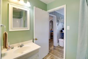 Ένα μπάνιο στο Deck and Indian River Bay Views Coastal Cottage +18 φωτογραφίες
