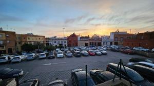 a parking lot full of cars in a city at Optimus Japón in Coria del Río
