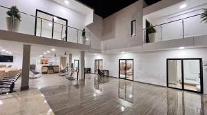 una grande camera con soggiorno e sala da pranzo di Cabaña CasaBlanca a Santa Marta