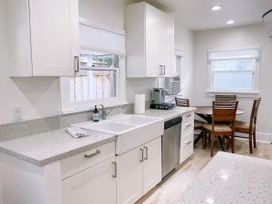 Nhà bếp/bếp nhỏ tại Modern Gem in North Park +24 ảnh