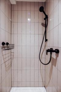 a bathroom with a shower with a basketball hoop at stilvoll, gemütlich und ruhig - Bad Kösen - salt apartments in Naumburg +21 photos
